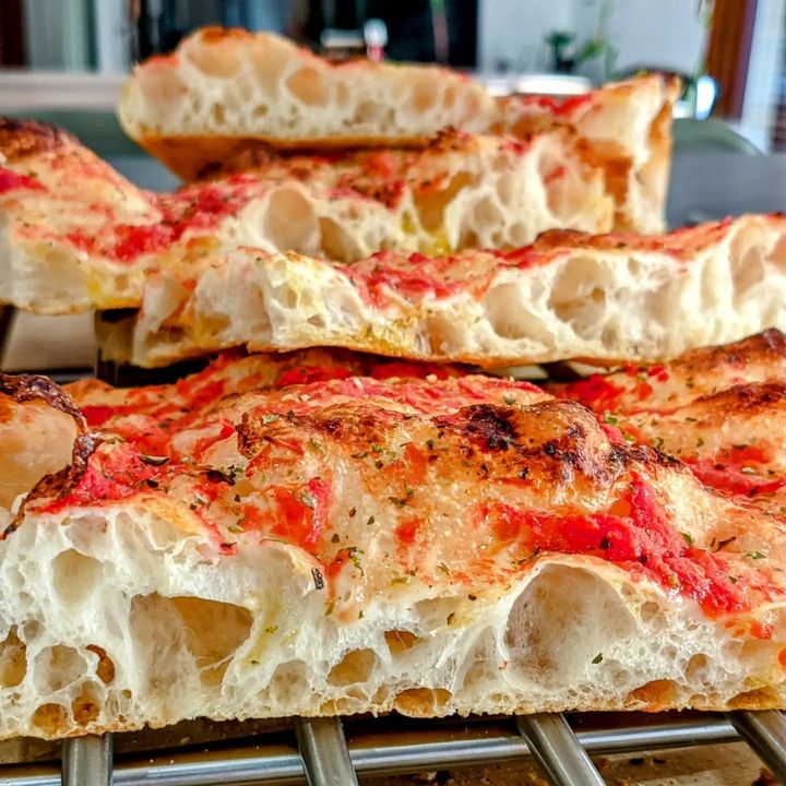 Chi non si emoziona davanti alla pizza rossa ha un bidone al posto del cuore ❤️
#