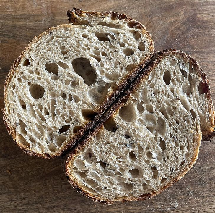 Farina tipo 2 in purezza, licoli 20%, sale 2% idratazione totale 78%.
Lievitazione in massa 