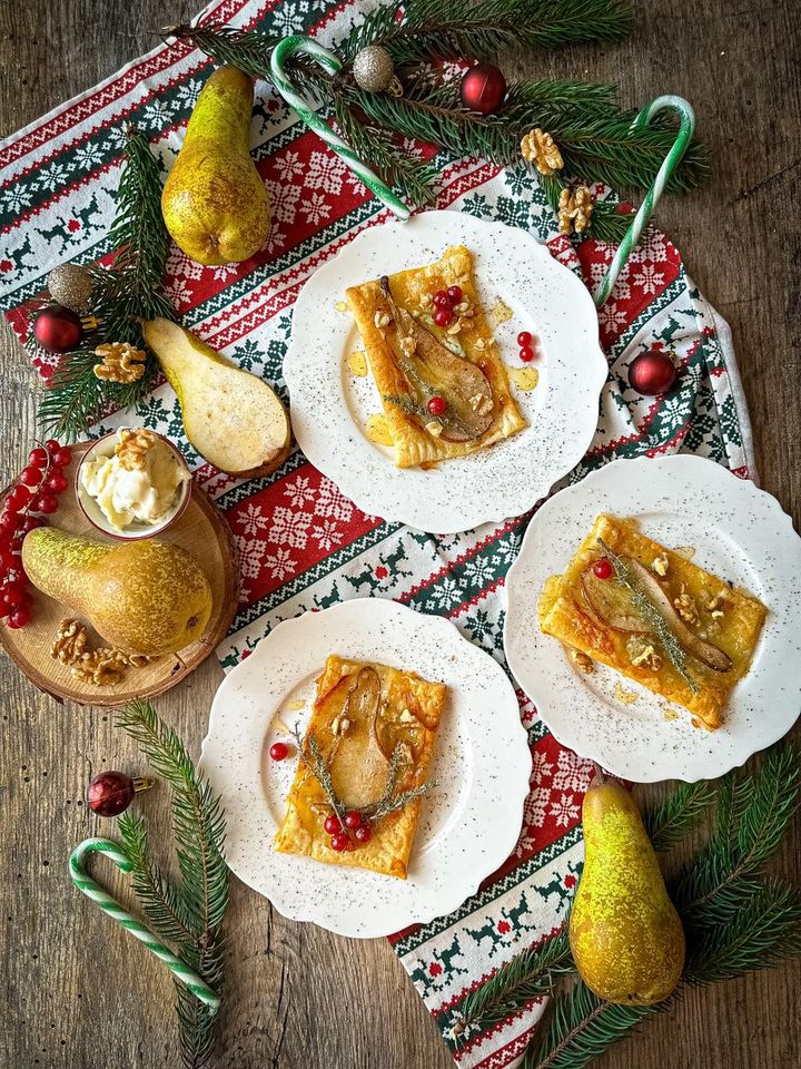 Deliziose sfogliatine pere, zola e noci! 
Da mangiare calde con un filo di miele sopra…

