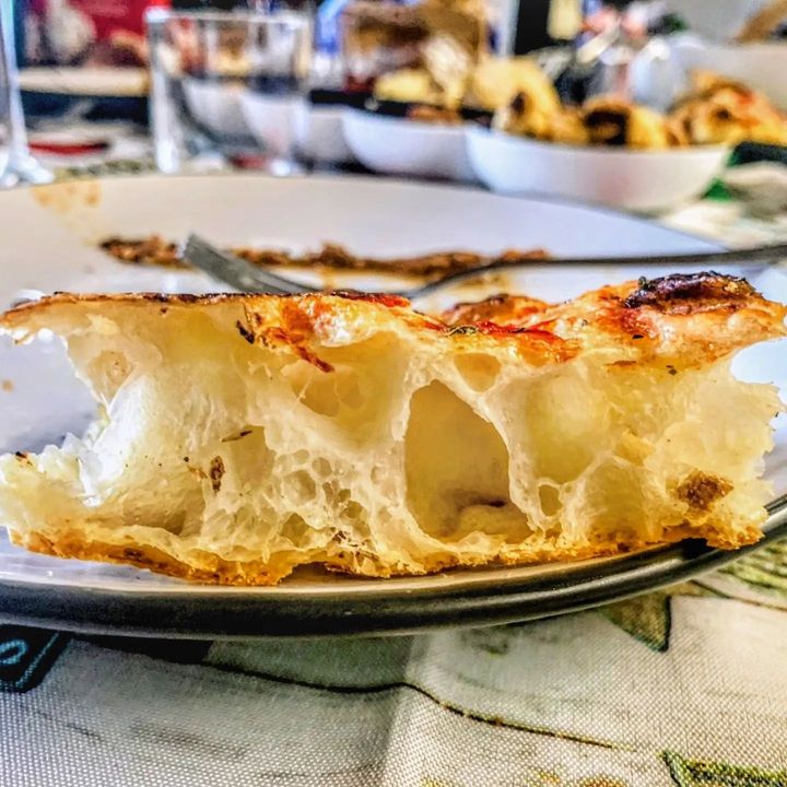 Quanto é bello rigenerare la teglia e far scrocchiare anche l&#039;anima?
#ilnerddellapizza #fromzerotonerd #tegliaromana #teglianerd #