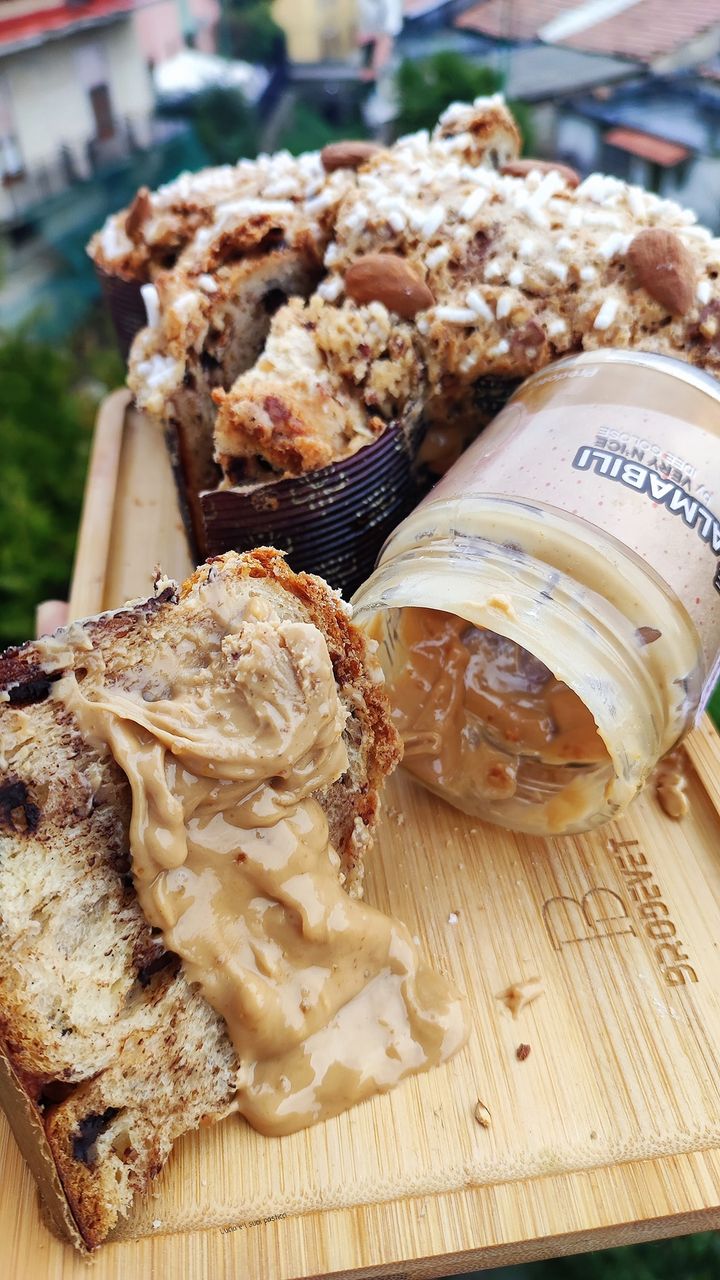 Colomba cioccolato e nocciole con glassa alle mandorle granella di zucchero e ripieno di crema 