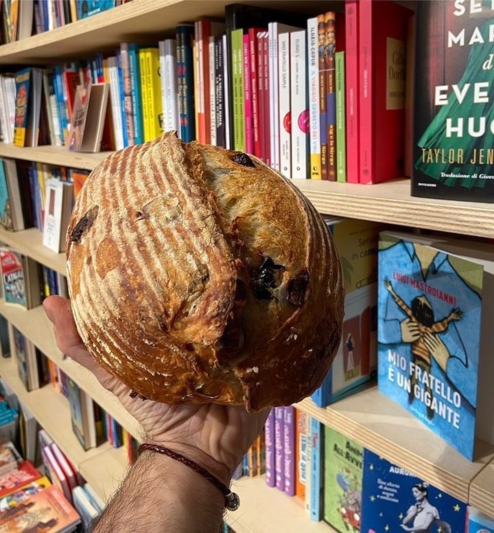 Pane con olive Nolche #cultivarcoratina , più comunemente conosciute con l’aggettivo “DOLCI”. ?
Baker @paolo_zingarelli ? ?
