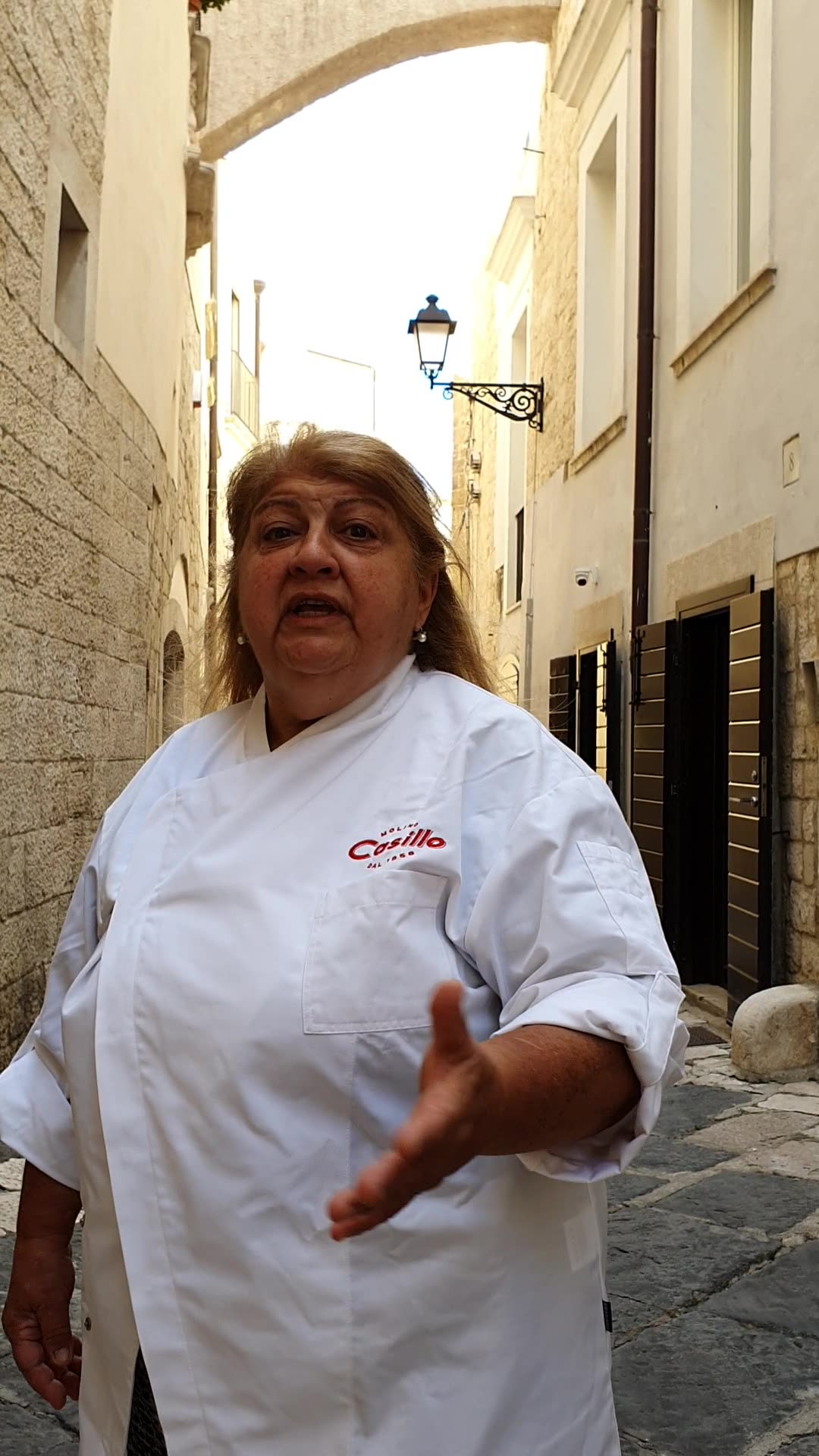 Lorella, che poi sarebbe la Cuccarini ?, in visita da #Nunzia. Bella, con appena un po&#039; 