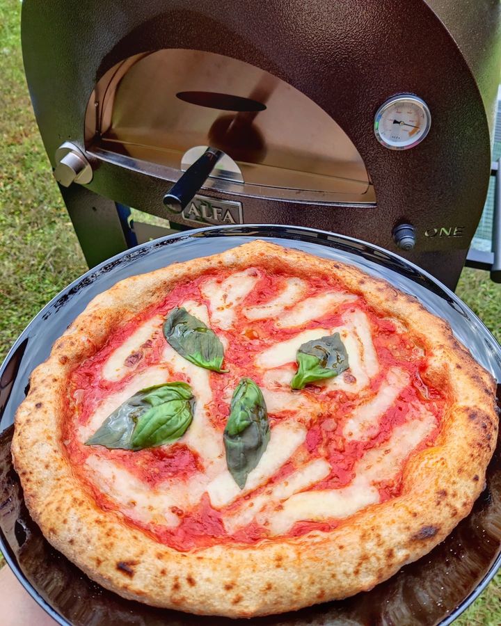 Questa pizza ha un impasto moooooooolto particolare.

Crosta sottile, friabile, leggerezza da capogiro, resistenza al 