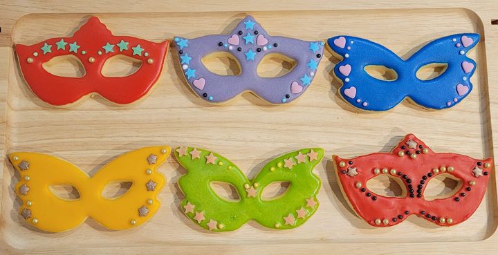 Ci siamo divertite un sacco a decorare queste mascherine! Un tocco di colore a queste 