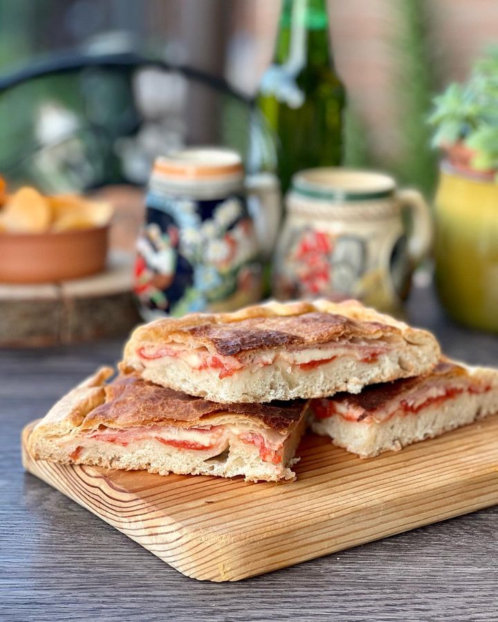 Buon serata Amici ??‍?‍??,
Oggi vi porto in tavola una pizza/focaccia veramente speciale la “Parigina”.
