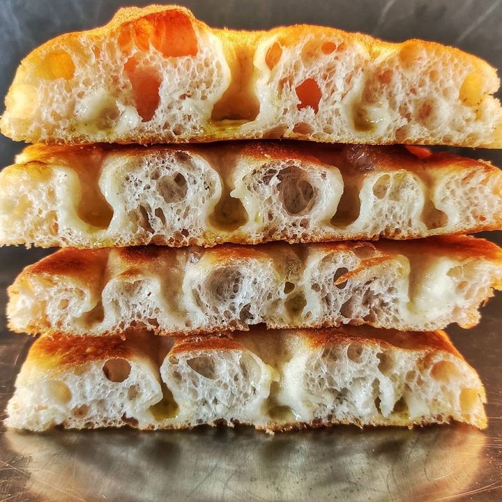 Schiacciata con olio #evo 
@filipizzum ?

#cultivarcoratina 
#orcettiterracottahandmade 
#pugliafoodporn 
#pugliafoodlovers 
#salentofoodporn 
#raw_kitchen 
#portiamolapuglianelmondo 
#clickfor_bari 
#volgopuglia 
#ig_puglia 
#