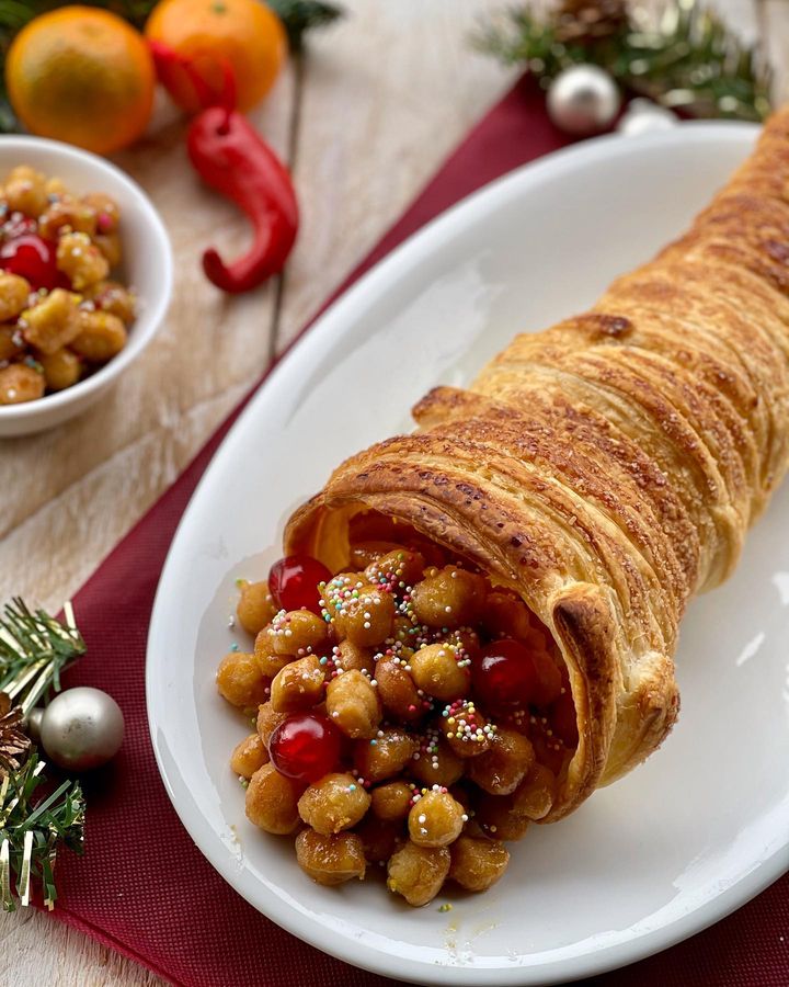 Buon pomeriggio amici??‍?‍??,
Qualcosa che di sicuro non potevano mancare sulla nostra tavola gli Struffoli ? 