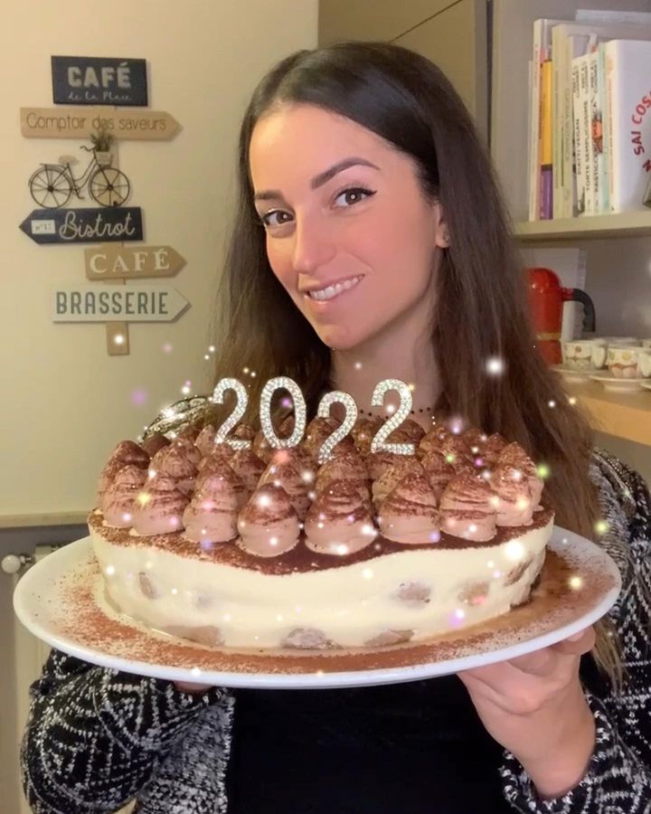 Diamo ufficialmente il Benvenuto a questo 2022!✨

Vi auguro che sia un anno splendente e 