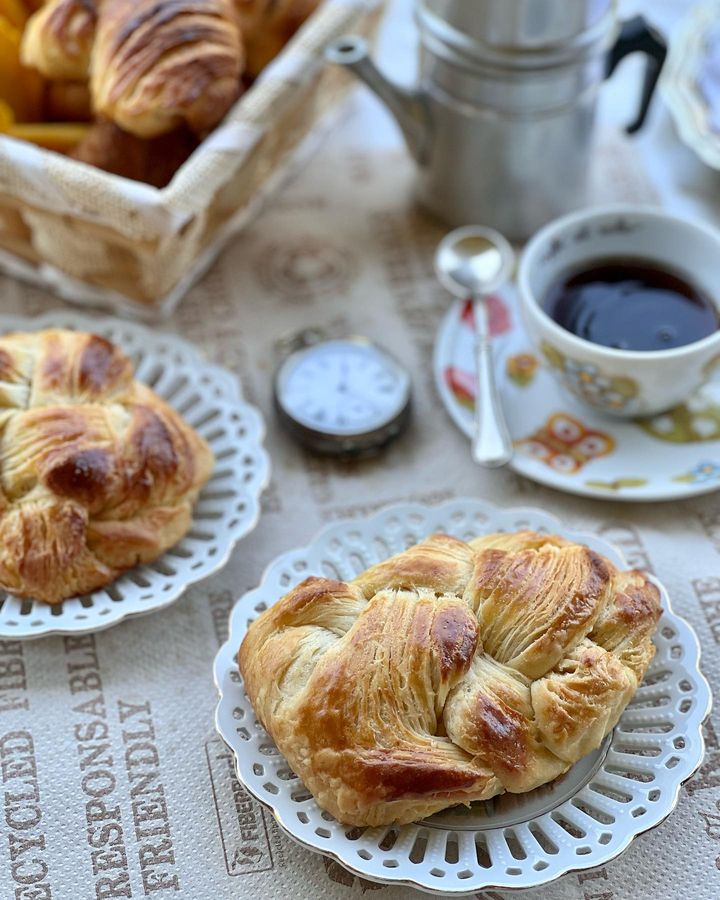 Buongiorno Amici??‍?
Vi offro un buon caffè ed una brioche ? intrecciata?. Questa le coccole della 