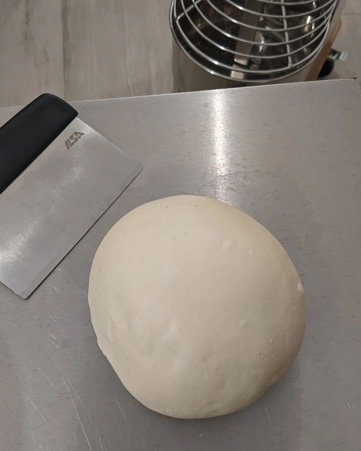 Non é mai troppo tardi per impastare, siete d&#039;accordo?
#ilnerddellapizza #fromzerotonerd #banconerd #focaccia #homemade