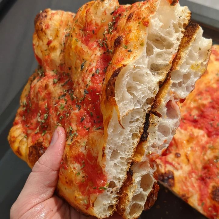La pizza in teglia è una delle cose più belle del mondo.

Nuvolosa, aperta e sfogliata, 