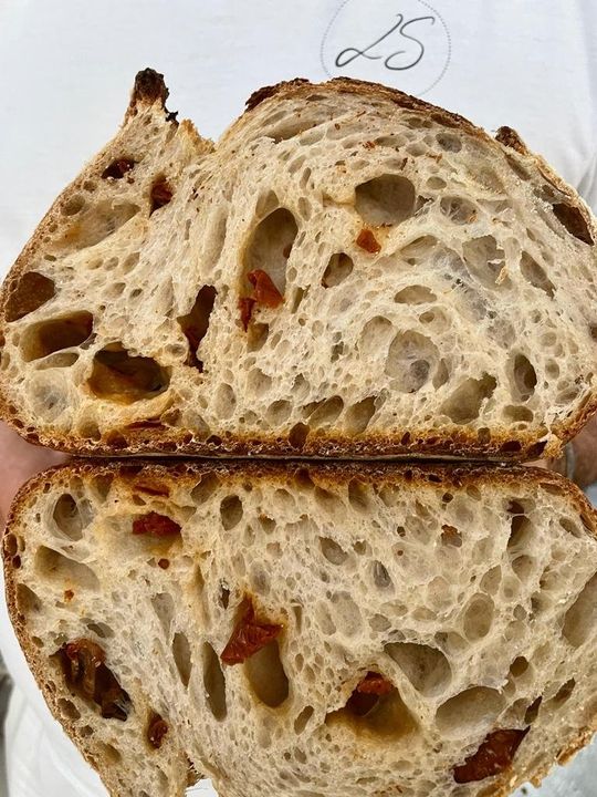 PANE CON POMODORI ? SECCHI

E l&#039;arte si compone di: farina tipo &quot;1&quot; macinata a 