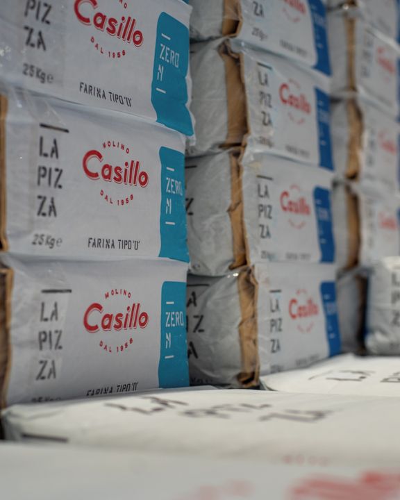 Dalla macinazione di grano tenero accuratamente selezionato, Molino Casillo   dedica alla linea per pizzeria tutta 
