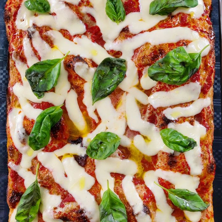 Felici auguri miei cari Nerd, con i colori del Natale!

#ilnerddellapizza #pizza #margherita #teglianerd #tegliaromana #